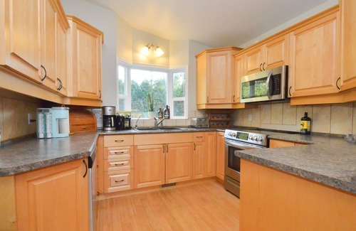 Courtenay House | Pet Friendly 3bed w/Pool Table, Backyard Creek