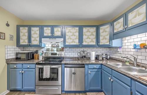 Goose Creek House | Pet-Friendly 3BR Home with Deck in the Heart of Goose Creek, SC