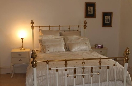 Napperby Bed & Breakfast | Pet Friendly 4 BR 1900's Country Villa accommodating up to nine guests.