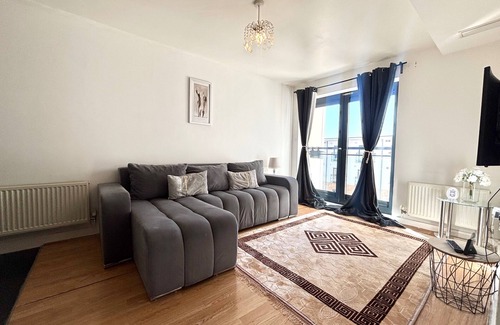 Grays Apartment | Pet Friendly - 4 Guests - Free Parking