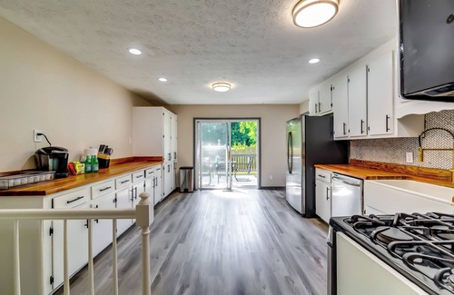 Acworth House | Pet-Friendly 4BR Home w/Full Gym, 3BT and Patio by Ballparks in Woodstock