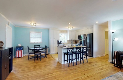 Wilmington House | Pet Friendly, 5 bed home for 12 ppl w/patio, fire pit in Central Wilmington