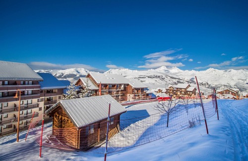 Vallandry Apartment | Pet friendly 5 bed ski-in ski-out stay in great location Vallandry - (Les Arcs)