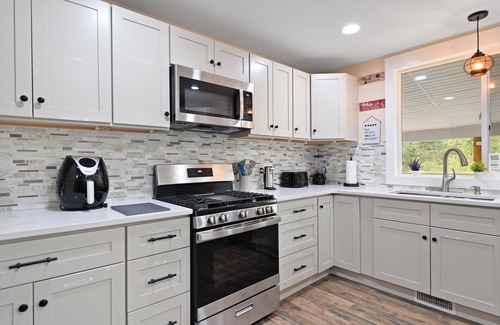 Lancaster House | Pet Friendly, 5 Beds near Lancaster w/King Bed, Fire Pit, Hot Tub, A/C, Game Rm