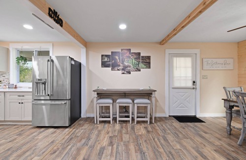 Lancaster House | Pet Friendly, 5 Beds near Lancaster w/King Bed, Fire Pit, Hot Tub, A/C, Game Rm