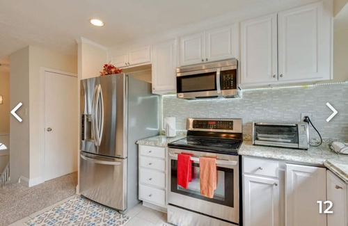 Oxon Hill-Glassmanor House | Pet friendly 5-bedroom house in welcoming Fort Washington with WiFi, AC