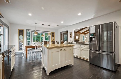 Taylors House | Pet friendly 6BR/10Bed/3.5ba 4000sf retreat, 3 King MBRs, near 3 downtowns!