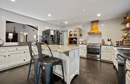 Taylors House | Pet friendly 6BR/10Bed/3.5ba 4000sf retreat, 3 King MBRs, near 3 downtowns!