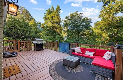 Taylors House | Pet friendly 6BR/10Bed/3.5ba 4000sf retreat, 3 King MBRs, near 3 downtowns!