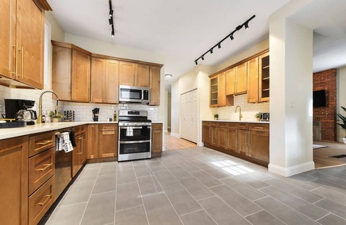 Point Breeze North House | Pet Friendly+6Br+Free Parking+5 Min From Bakery Sq