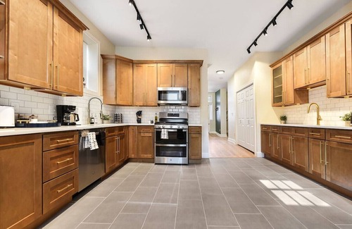 Point Breeze North House | Pet Friendly+6Br+Free Parking+5 Min From Bakery Sq