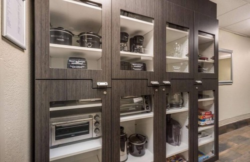 North Arlington Apartment | Pet-friendly Accommodation Near Hurricane Harbor Arlington! Parking, Pool!
