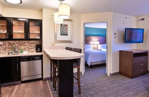 Plantation House | Pet-friendly and Modern 2BR Suite w/ Kitchen! Outdoor Pool, FREE Breakfast!