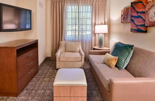 Plantation House | Pet-friendly and Modern 2BR Suite w/ Kitchen! Outdoor Pool, FREE Breakfast!