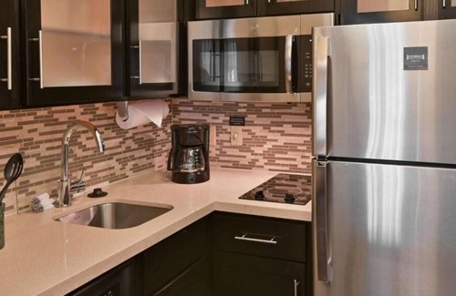 Plantation House | Pet-friendly and Modern 2BR Suite w/ Kitchen! Outdoor Pool, FREE Breakfast!