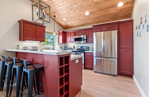 Sturgeon Bay Condo | Pet friendly Apartment in Sturgeon Bay- Proximity to restaurants and bars!