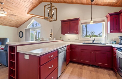 Sturgeon Bay Condo | Pet friendly Apartment in Sturgeon Bay- Proximity to restaurants and bars!