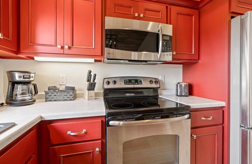 Sturgeon Bay Condo | Pet friendly Apartment in Sturgeon Bay- Proximity to restaurants and bars!