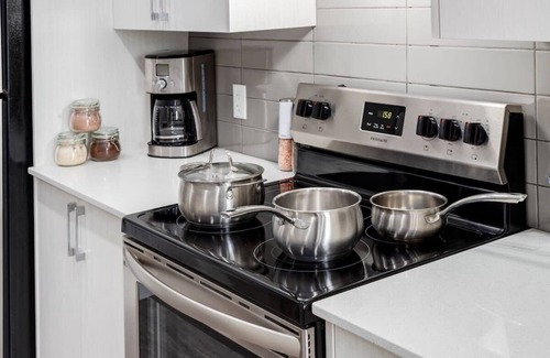 Shaganappi Apartment | Pet Friendly Apartment w/Free Underground Parking