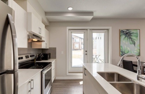 Southwest Calgary Apartment | Pet Friendly Apartment w/Free Underground Parking
