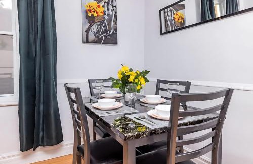 Sandy Hill Apartment | Pet-friendly Apartment - Steps to Rideau Centre