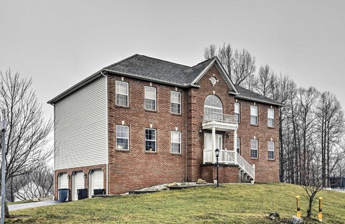 New Kensington House | Pet-Friendly Apollo Home with Furnished Deck!