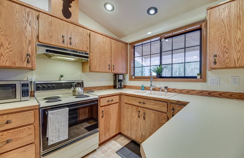 Paradise Estates House | Pet-Friendly Ashford Rainier Home: Hot Tub, Kayaks