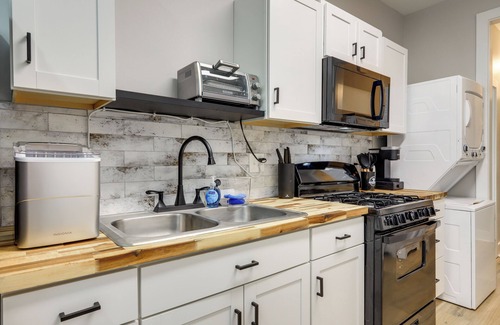 College Park Apartment | Pet-Friendly ATL Hub - 9 Mi to Downtown