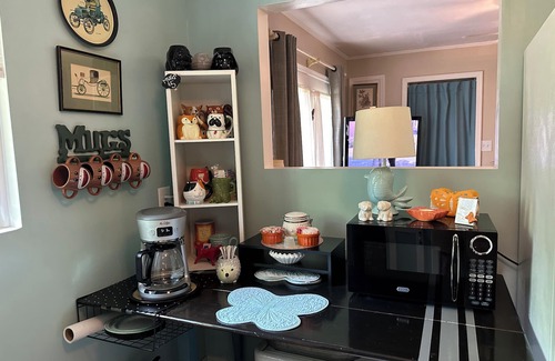 Athens House | Pet-Friendly Backyard Studio Retreat