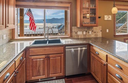 Bayview Condo | Pet Friendly Bayview Condo | 2 Bed, 2 Bath