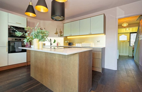 Petham Ski Chalet | Pet-Friendly | BBQ Patio, Fire Pit Near Kent Downs