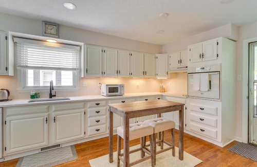 Berryville House | Pet-Friendly Berryville Home Walk to Main Street!