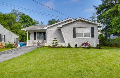 Berryville House | Pet-Friendly Berryville Home Walk to Main Street!