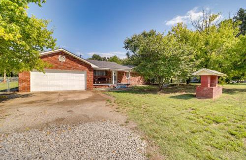 Bixby House | Pet-Friendly Bixby Getaway with Deck!