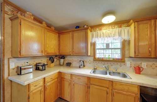 Blanco House | Pet-Friendly Blanco Home w/Private Deck!