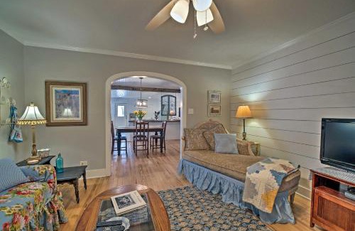 Brenham House | Pet-Friendly Brenham Cottage with Yard!