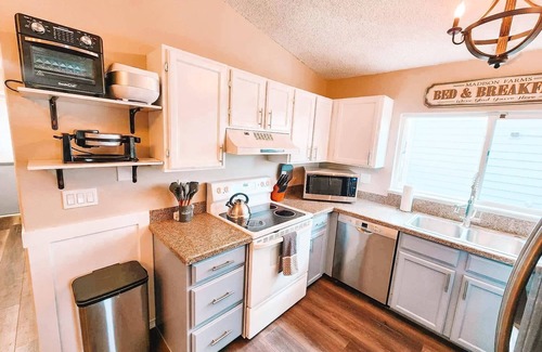 Colorado Springs House | Pet Friendly/Cozy 4-bedroom home/3 King Beds/Mins to Airport