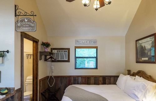 Waco House | Pet Friendly Cabin 4 - 15 Minutes From Magnolia and Baylor