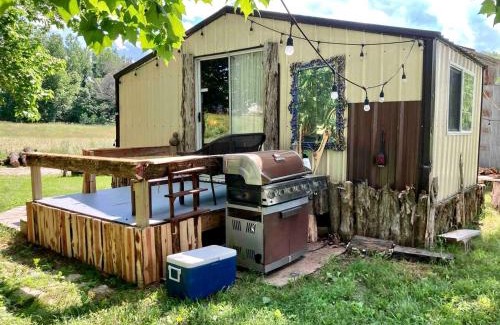 Hartsburg House | Pet-Friendly Cabin for Romantic, Off-the-Grid Glamping Escapes in Missouri