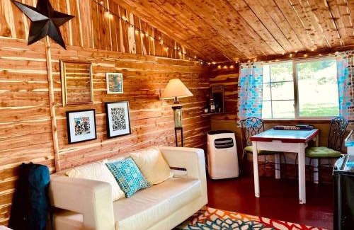 Hartsburg House | Pet-Friendly Cabin for Romantic, Off-the-Grid Glamping Escapes in Missouri