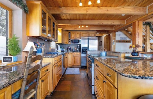 Quandary Village Cabin | Pet-Friendly Cabin with Hot Tub & Stunning Views