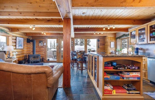 Quandary Village Cabin | Pet-Friendly Cabin with Hot Tub & Stunning Views