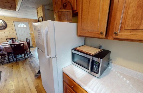 Nelsonville Cabin | Pet Friendly Cabin with hot tub near ATV trails WNF and Hocking Hills