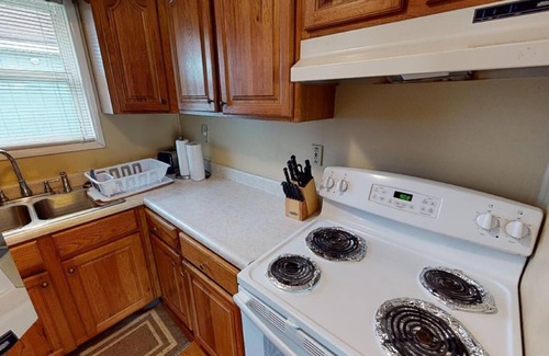 Nelsonville Cabin | Pet Friendly Cabin with hot tub near ATV trails WNF and Hocking Hills