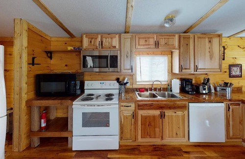 Nelsonville Cabin | Pet Friendly Cabin near Hocking Hills with hot tub in Nelsonville Ohio