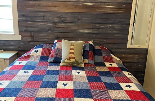 Russell County Cabin | Pet friendly cabin w/ bathroom, WiFi and Heat/AC in ART town Lucas. Lake nearby.