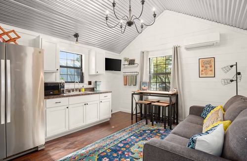 Austin Cabin | Pet Friendly Cabin w/hot tub. gym, cold plunge, & sauna