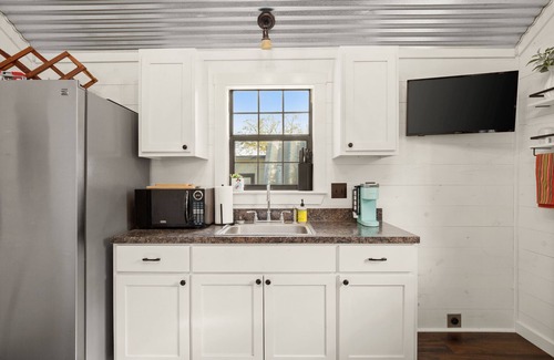 Austin Cabin | Pet Friendly Cabin w/hot tub. gym, cold plunge, & sauna