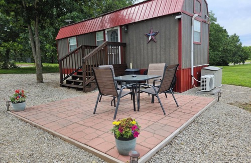 Warsaw Cabin | Pet friendly cabin with King bed -new listing