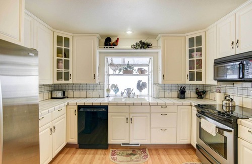 Lake Almanor West Cabin | Pet-Friendly California Cabin w/Beach Access